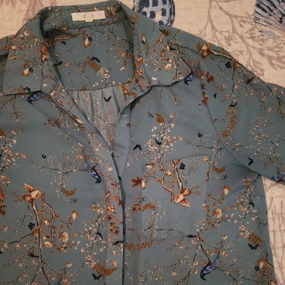 LE LIS Spring Button Down Top - Picture 3 of 7